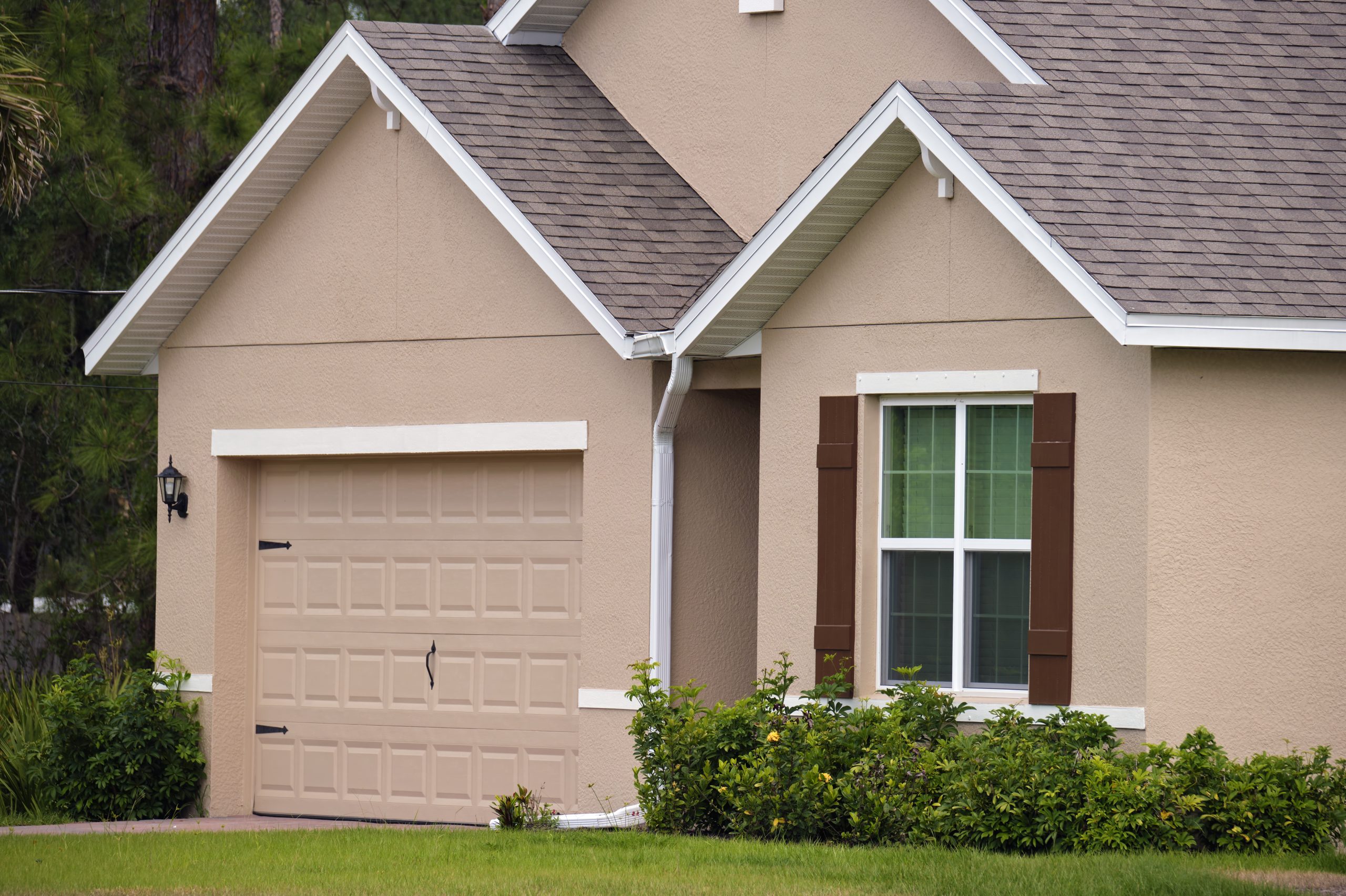 Read more about the article Residential Garage Doors Florida